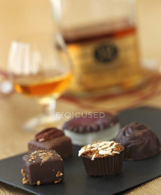 Chocolates com Snifter de Scotch — Fotografia de Stock