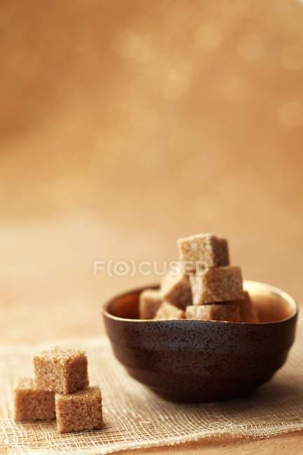 Cubos de azúcar moreno - foto de stock