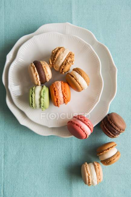 Farbige Macarons auf gestapelten Tellern — Stockfoto