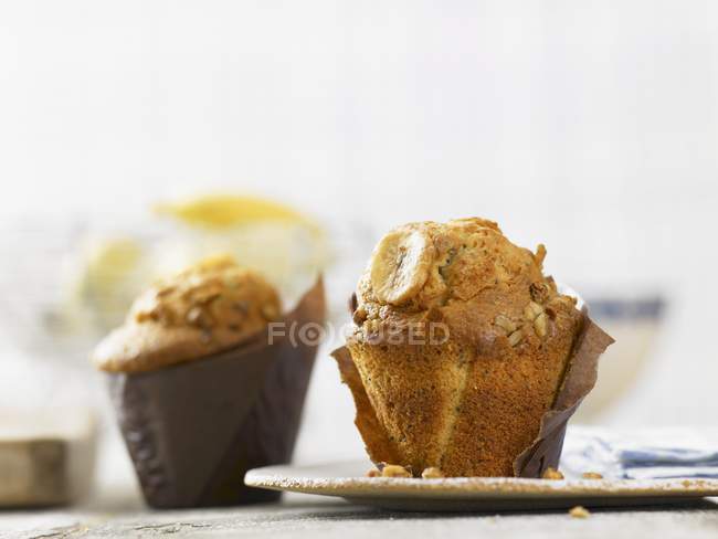 Muffin alla banana avvolti in carte da forno — Foto stock