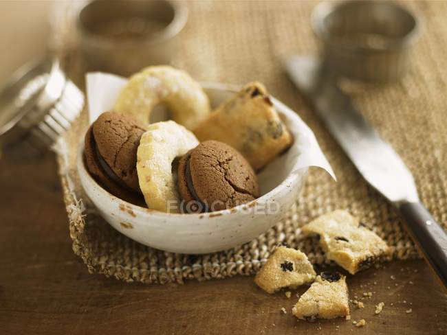 Sortierte Kekse im Teller — Stockfoto