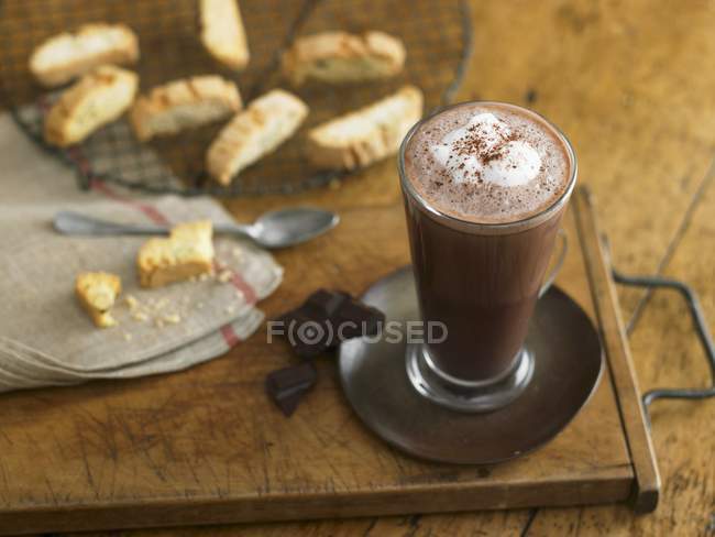 Vidro de chocolate quente com biscotti — Fotografia de Stock