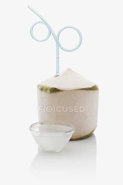 Geschälte Kokosnuss mit Trinkhalm — Stockfoto