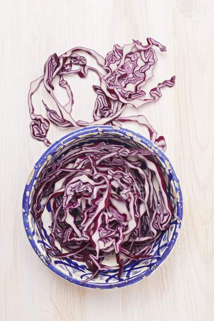 Sliced red cabbage in bowl — Stock Photo