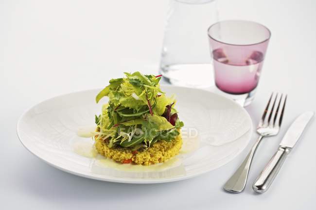 Nahaufnahme von frischen Salatblättern und Tabbouleh auf dem Teller — Stockfoto