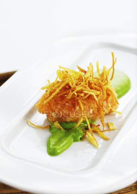 Tartaro di salmerino con paglia di patate croccante — Foto stock