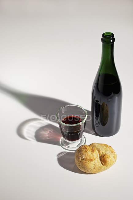 Red wine in glass and bread — Stock Photo