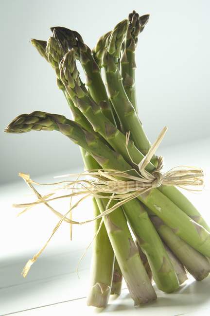 Asparagi verdi legati con corda — Foto stock