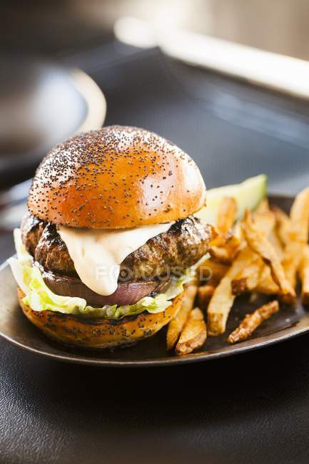Hamburger mit Mayo-Sauce — Stockfoto