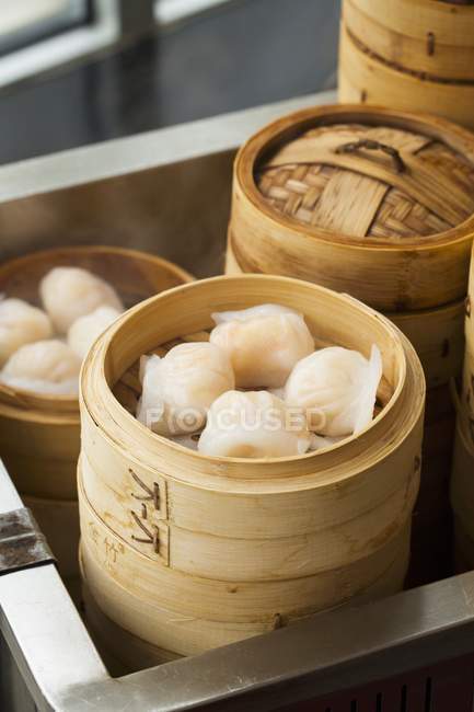 Elevated view of Har Gau Chinese shrimp dumplings in steamera — Stock Photo