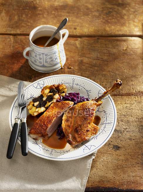 Traditional roasted duck with red cabbage — Stock Photo