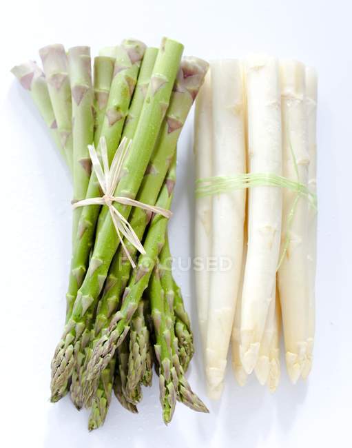 Bunches of green and white asparagus — Stock Photo