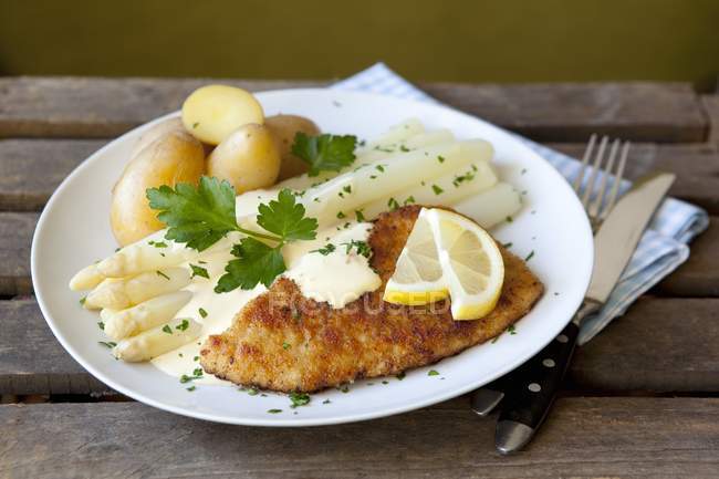 White asparagus and schnitzel — Stock Photo