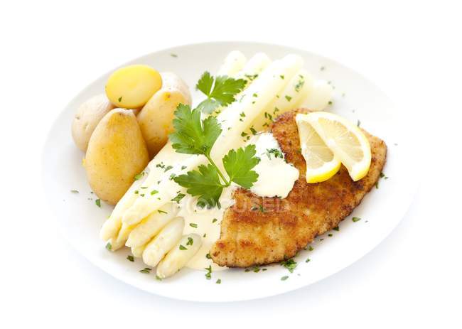 White asparagus and schnitzel — Stock Photo