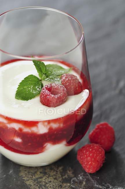 Дві склянки з йогуртом — стокове фото