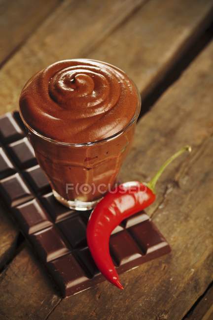Mousse de chocolate e barra de chocolate — Fotografia de Stock