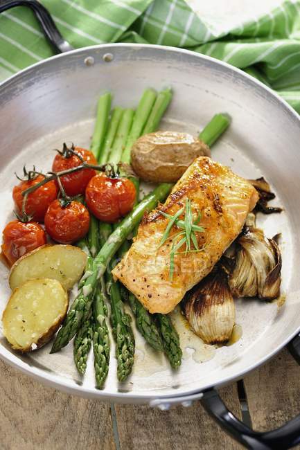 Baked vegetables and salmon — Stock Photo