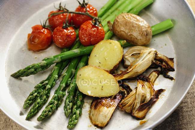 Запечені овочі на сковороді — стокове фото