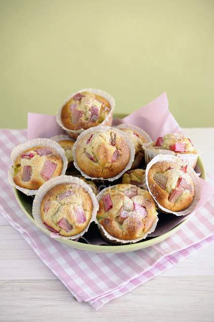 Muffins de ruibarbo na tigela — Fotografia de Stock