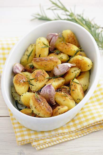 Roasted potatoes with rosemary — Stock Photo