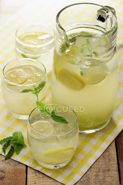 Limonada casera con hojas de menta - foto de stock