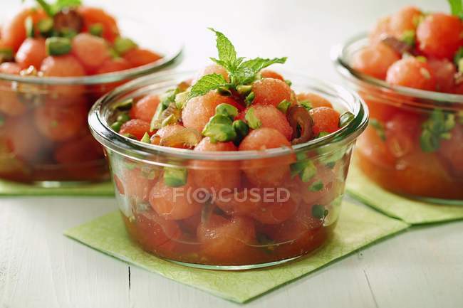 Wassermelonen-Sorbet-Bällchen in Schalen serviert — Stockfoto