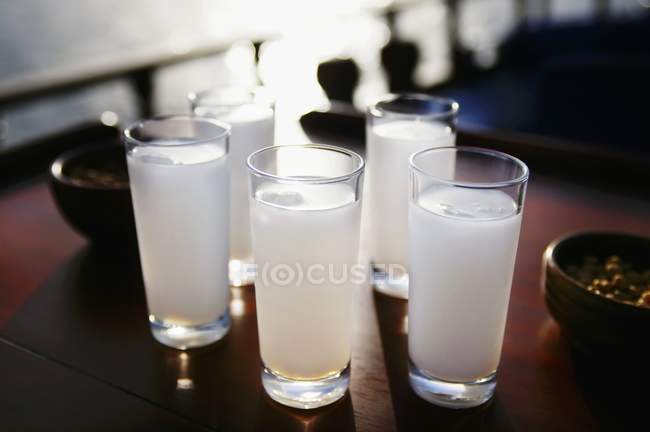 Vista de perto de cinco copos de Raki com água — Fotografia de Stock