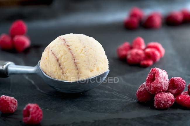 Raspberry ice cream and frozen raspberries — Stock Photo