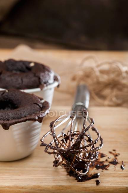 Chocolate derretimiento puddings medios - foto de stock