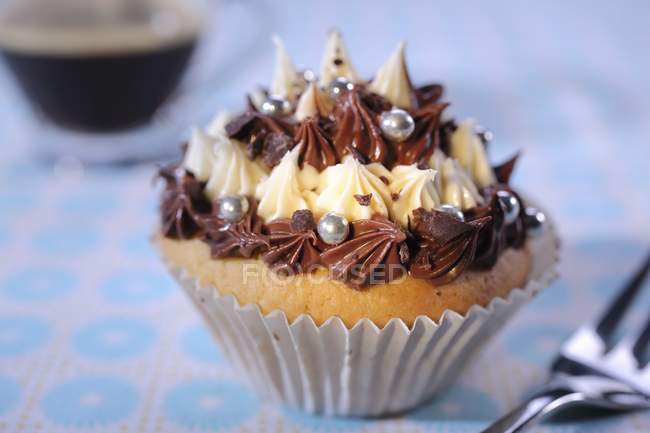 Cupcake mit Spritzcreme — Stockfoto