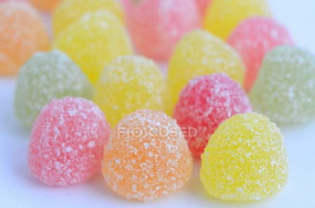 Doces de geleia coloridos com açúcar no gelo — Fotografia de Stock