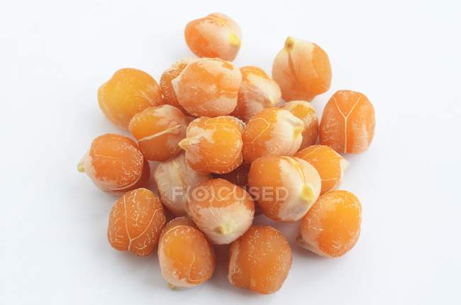A pile of cooked chickpeas over white surface — Stock Photo