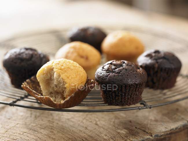 Mini muffins on cooling rack — Stock Photo