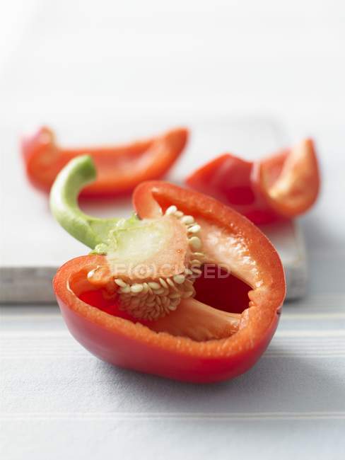 Frische Paprika in Scheiben geschnitten — Stockfoto