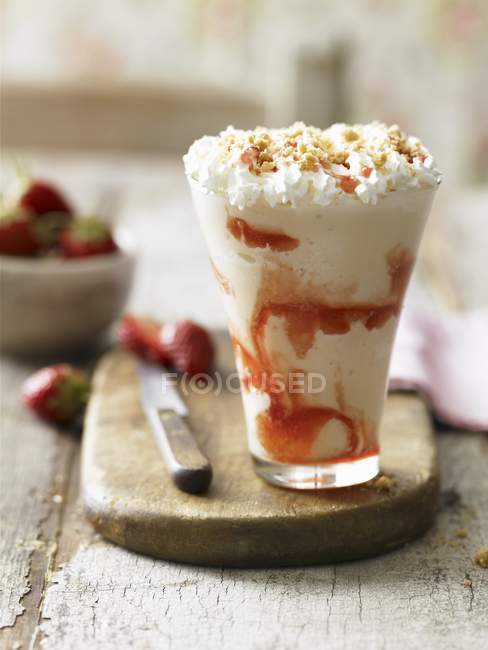 Ice cream sundae with strawberries — Stock Photo