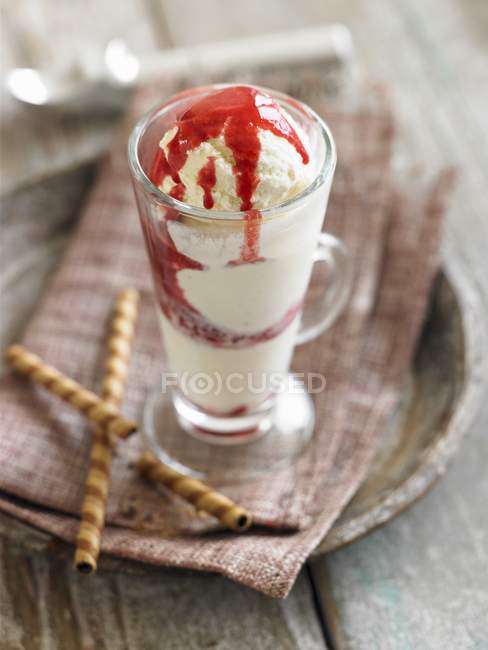 Vanilleeis mit Himbeer-Sauce — Stockfoto