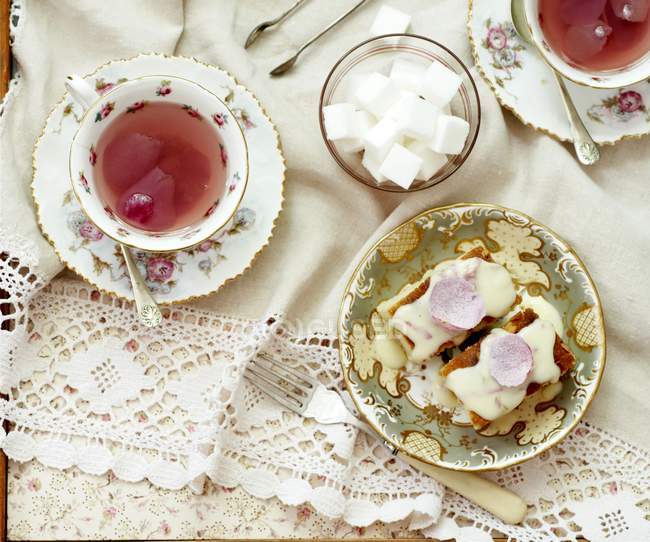 Torte di mandorle condite con petali di rosa — Foto stock