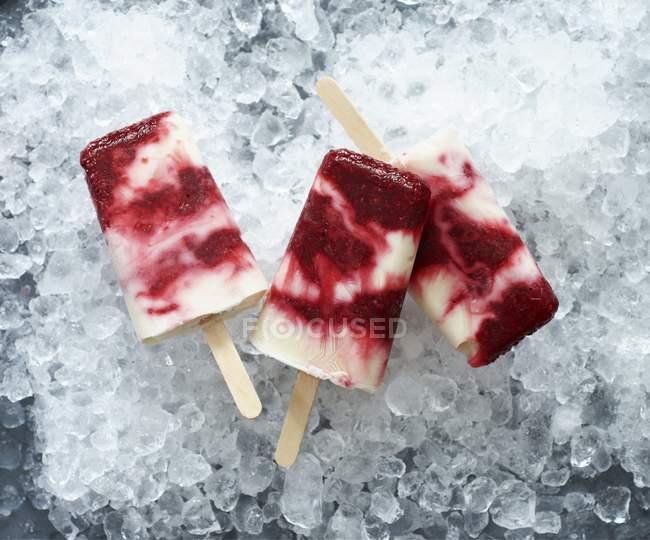 Ice lollies with raspberry and vanilla — Stock Photo