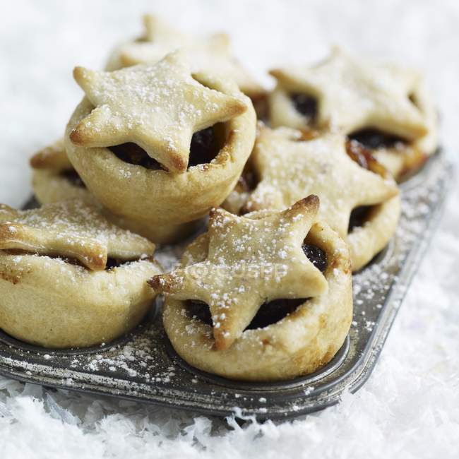 Mince pies dusted with icing sugar — Stock Photo