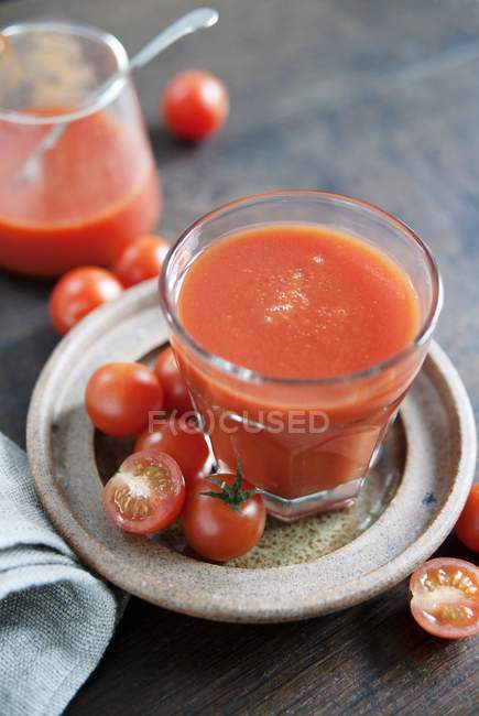 Jugo de tomate y tomates - foto de stock
