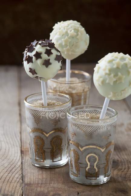 Cake pops with white chocolate icing — Stock Photo
