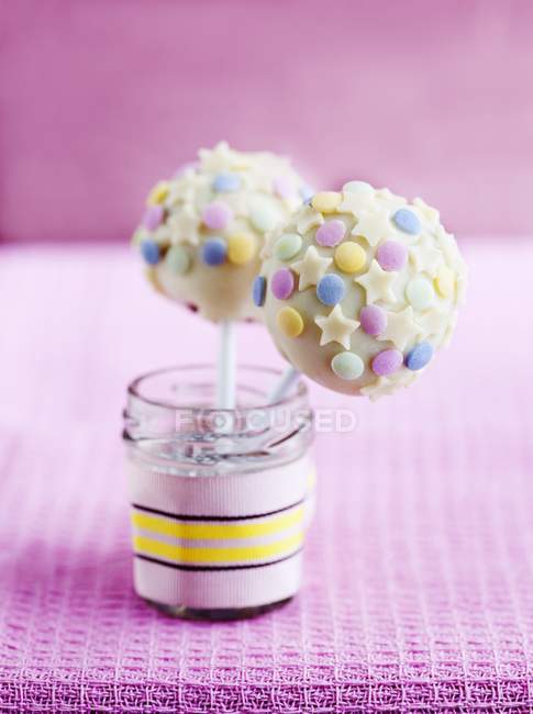 Cake pops with white chocolate glaze — Stock Photo