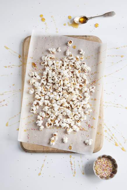 Party popcorn with honey — Stock Photo