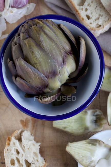 Cooked artichoke in bowl — Stock Photo