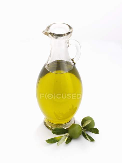 Jarra de vidrio de aceite de oliva - foto de stock