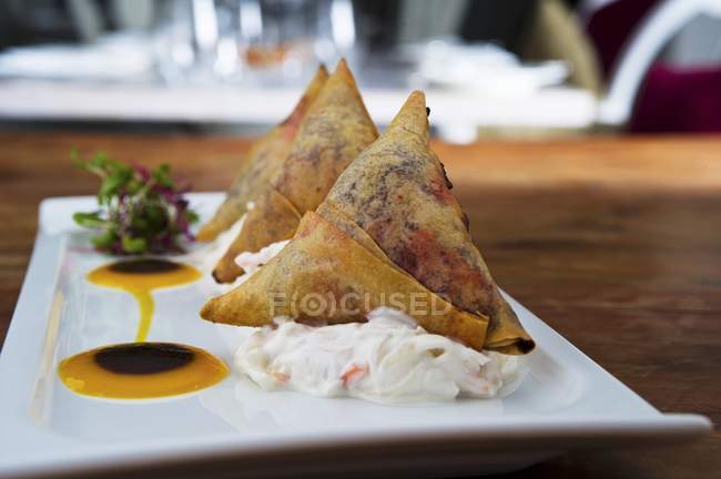 Beetroot samosas with coleslaw on white plate — Stock Photo
