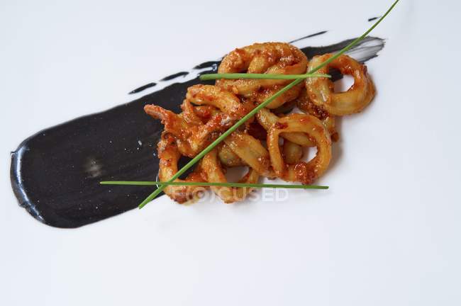 Primer plano vista superior de calamares con chile y cebollino - foto de stock