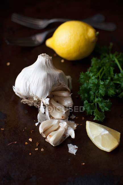 Alho com limão e salsa — Fotografia de Stock
