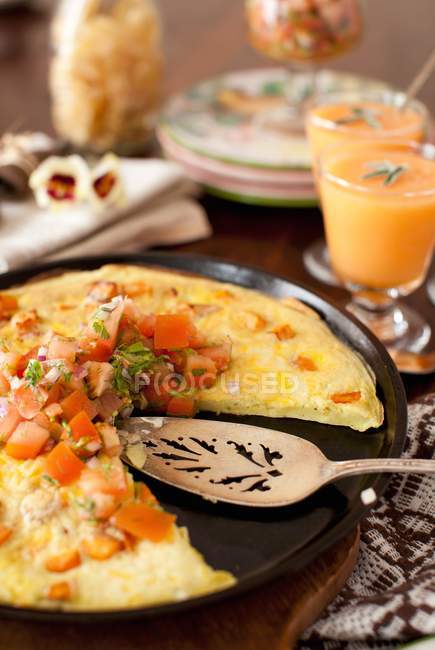 Fittata di patate dolci con salsa di pomodoro; Zuppa di melone e zenzero in bicchieri sullo sfondo — Foto stock