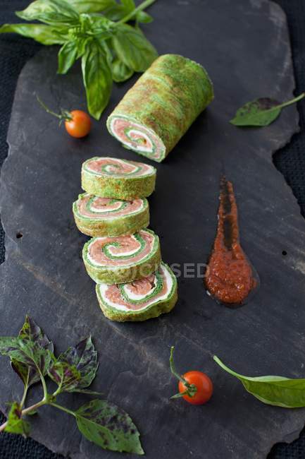Involucro di spinaci e salmone al basilico — Foto stock